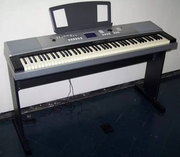 £280.00 Yamaha DGX 520 Digital Piano Keyboard, 88 Keys Sustain Pedal, Power Supply & Music Sheet Rest