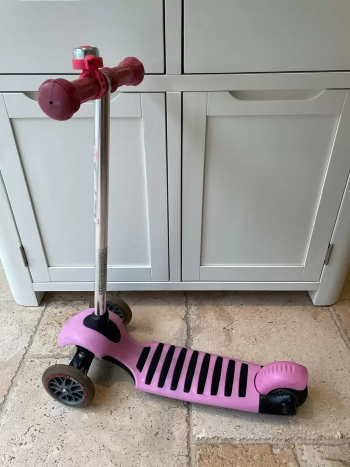 £15.00 Yvolution Glider Deluxe Pink Scooter