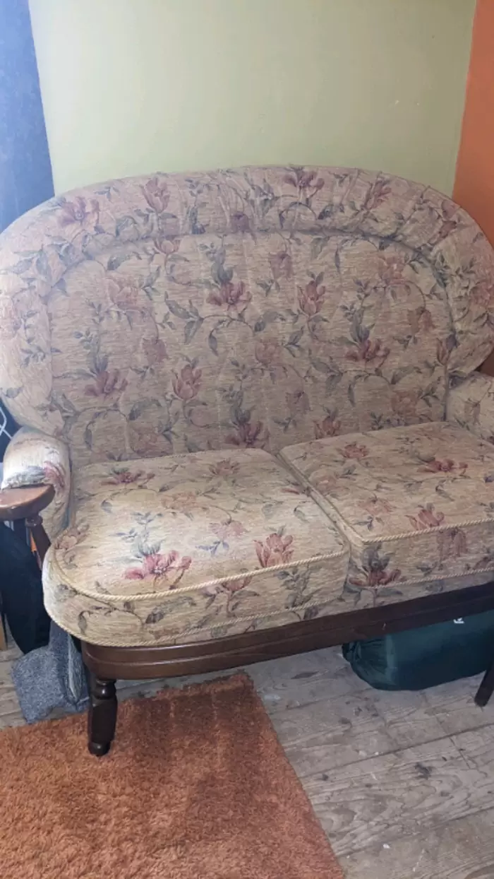 £20.00 Cottage sofa | in Liverpool, Merseyside