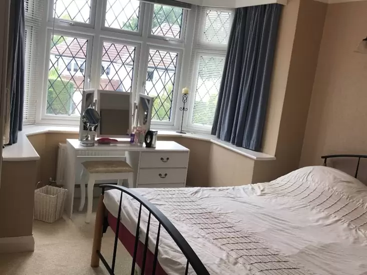 £800.00pm Large Furnished Room with King-size bed